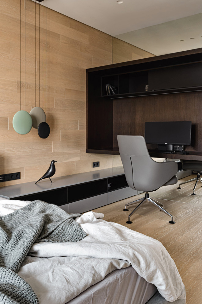 Imagen de despacho contemporáneo con paredes beige, suelo de madera clara, escritorio empotrado y suelo beige