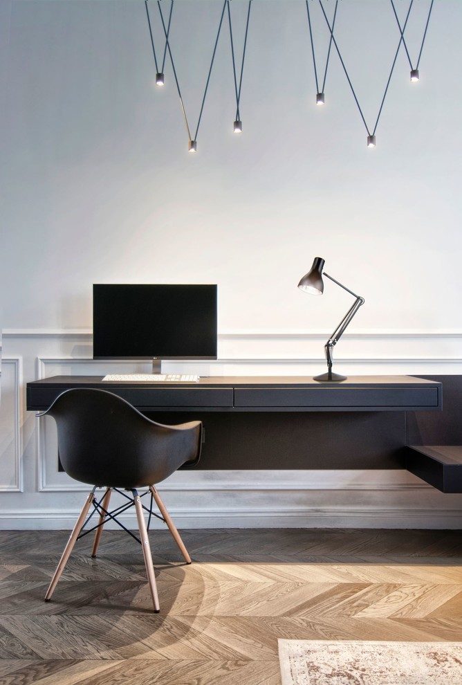 Idee per un piccolo ufficio scandinavo con pareti bianche, pavimento in legno massello medio e scrivania autoportante
