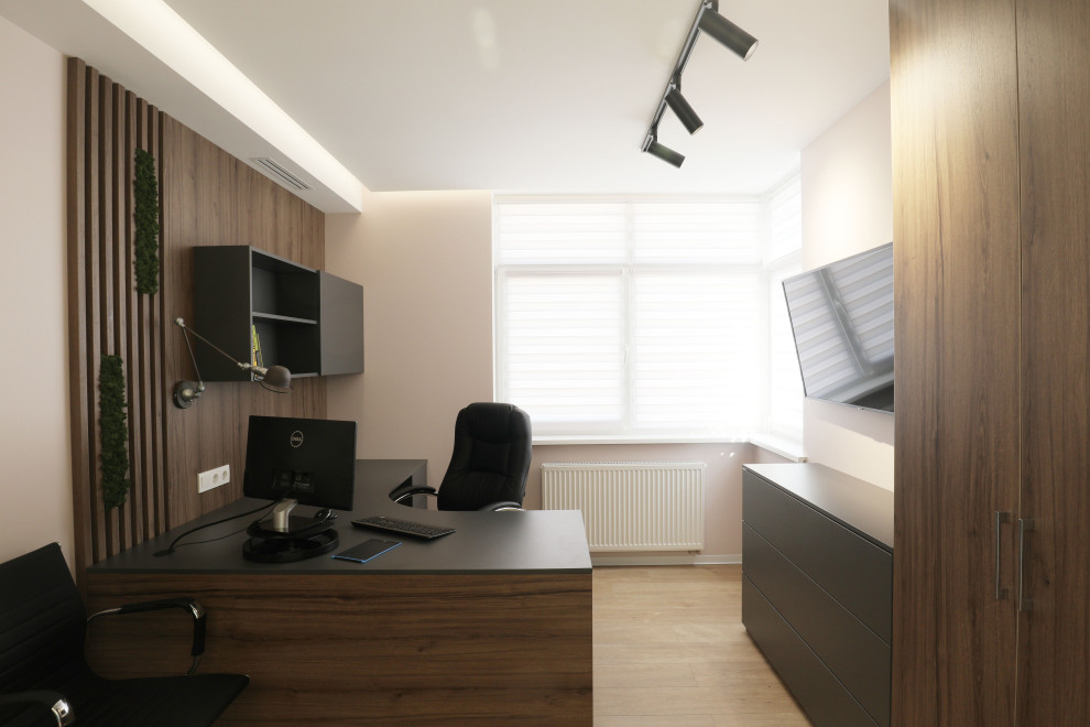 Inspiration för mellanstora moderna arbetsrum, med bruna väggar, laminatgolv, ett fristående skrivbord och brunt golv