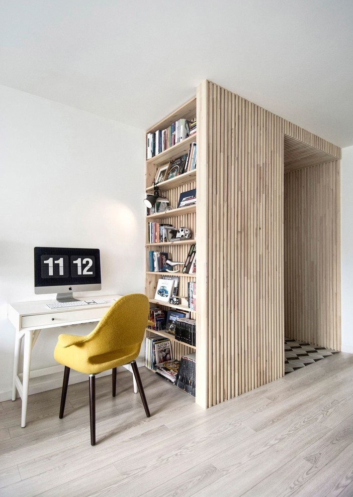 Стильный дизайн: маленький кабинет в скандинавском стиле с белыми стенами, полом из ламината и серым полом для на участке и в саду - последний тренд