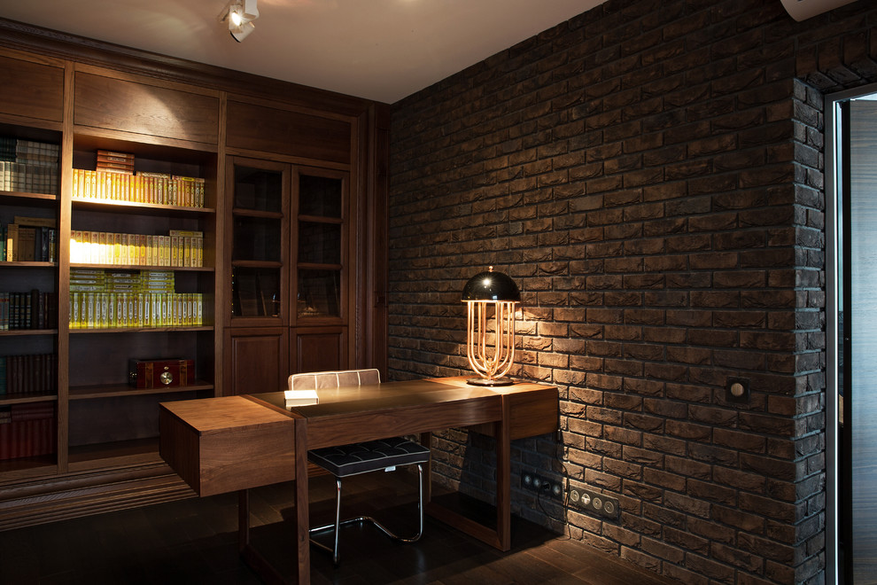 На фото: огромное рабочее место в современном стиле с коричневыми стенами, полом из ламината, отдельно стоящим рабочим столом и коричневым полом без камина