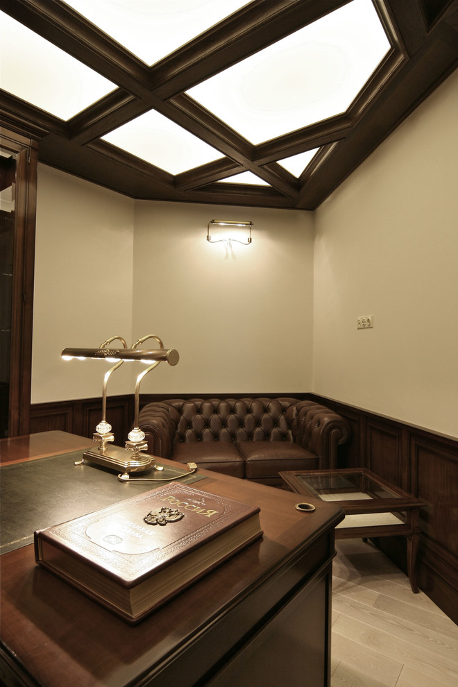 Esempio di un piccolo ufficio classico con pareti beige, parquet chiaro e scrivania autoportante