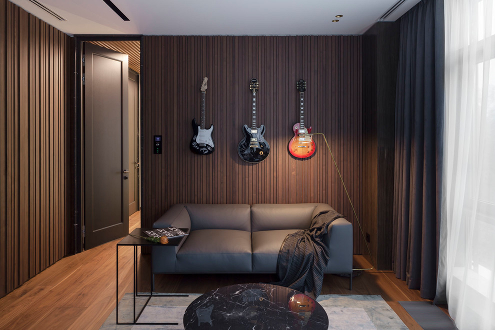 Foto di uno studio design con pareti marroni, pavimento in legno massello medio e pavimento marrone
