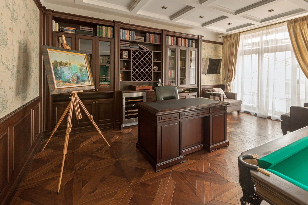 Foto de despacho tradicional renovado con paredes beige, suelo de madera en tonos medios, escritorio independiente y suelo marrón