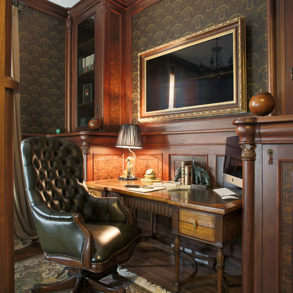 Inspiration för klassiska arbetsrum, med gröna väggar, mörkt trägolv och ett fristående skrivbord
