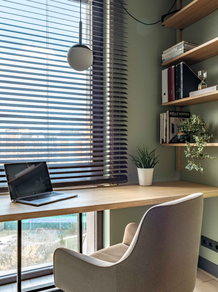 Idee per un piccolo ufficio scandinavo con pareti verdi, pavimento in legno massello medio, scrivania incassata e pavimento grigio