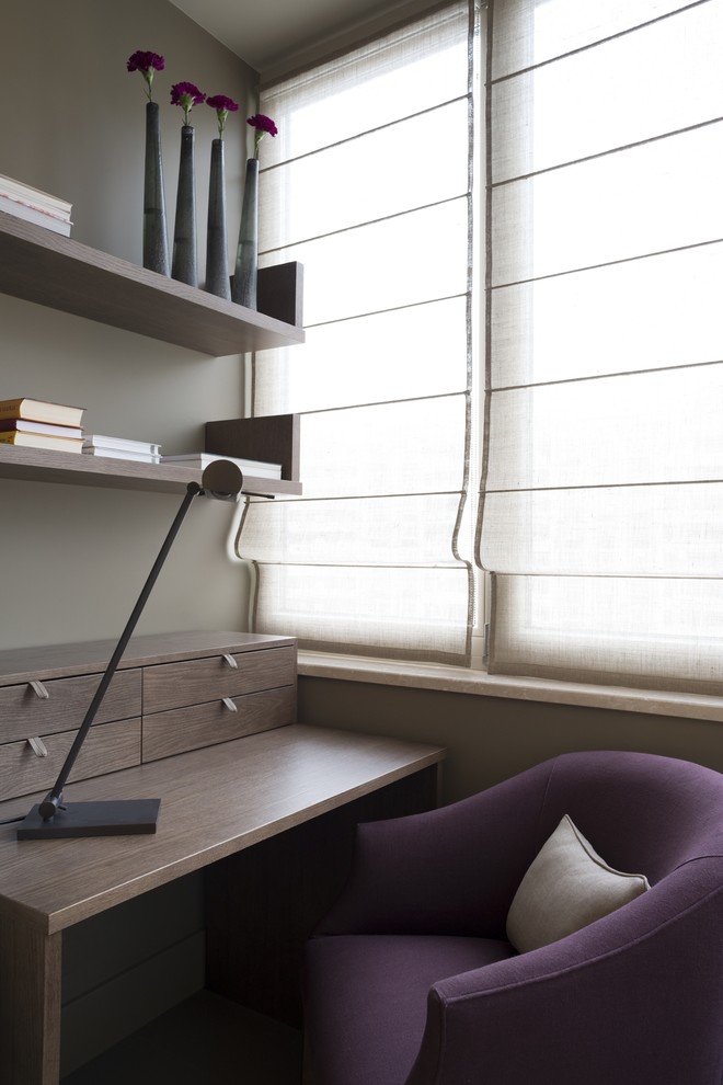 Idee per un piccolo ufficio design con pareti beige e scrivania incassata