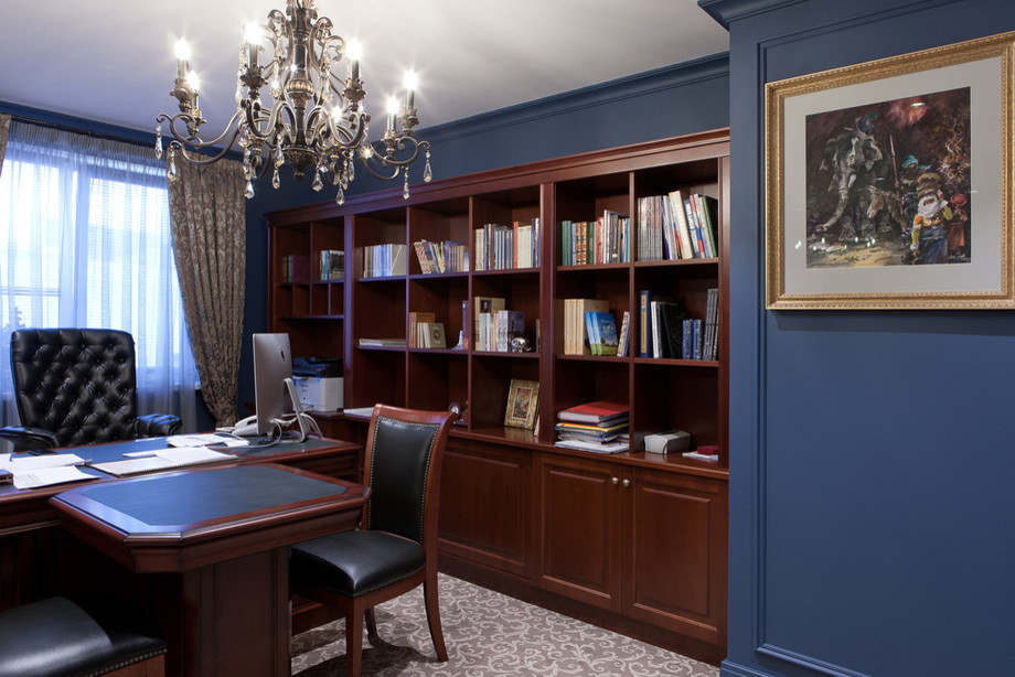 Cette photo montre un grand bureau chic avec un mur bleu, moquette et un sol beige.