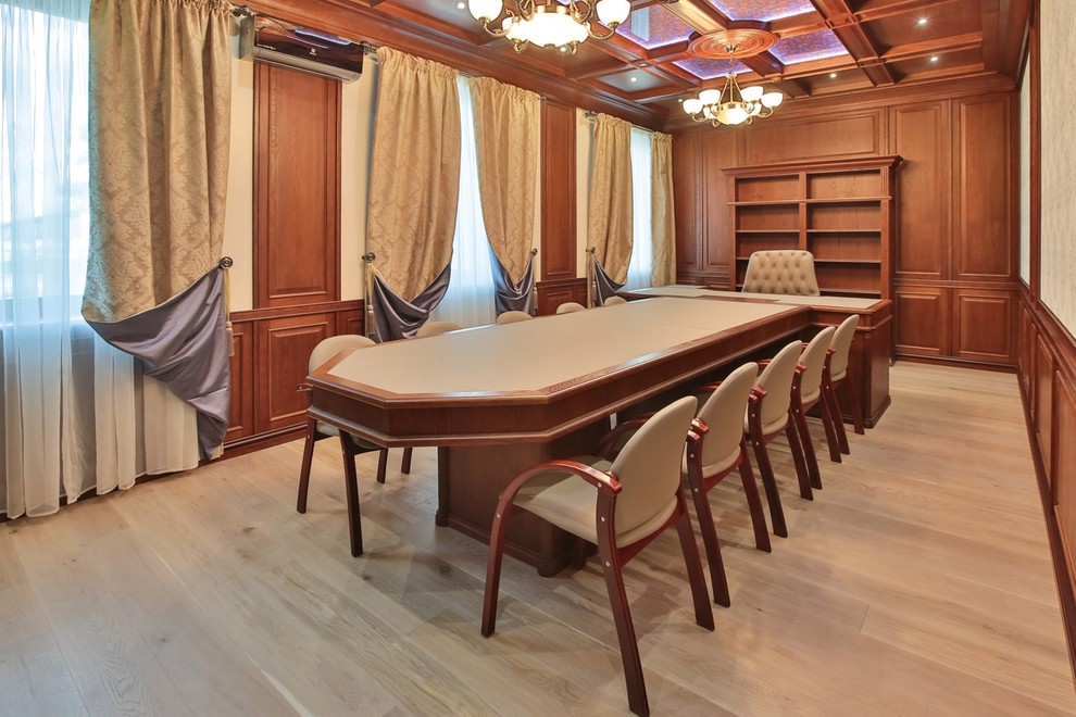 Immagine di un ufficio classico di medie dimensioni con pareti beige, parquet chiaro, camino lineare Ribbon, scrivania incassata e pavimento beige