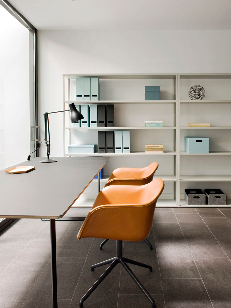 Foto di un ufficio moderno di medie dimensioni con pareti bianche, scrivania autoportante, pavimento in gres porcellanato e pavimento grigio