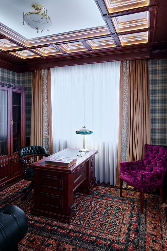 Immagine di un piccolo ufficio tradizionale con scrivania autoportante, pareti multicolore, parquet chiaro e pavimento marrone
