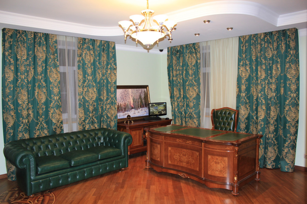 Example of a classic home office design in Moscow