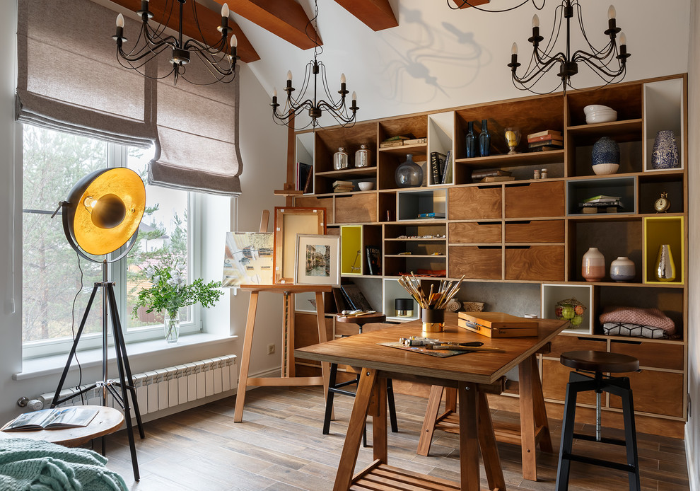 Modernes Arbeitszimmer mit Studio, weißer Wandfarbe, braunem Holzboden, Gaskamin, freistehendem Schreibtisch und braunem Boden in Sankt Petersburg