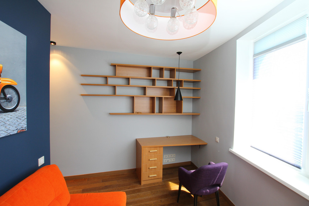Aménagement d'un bureau contemporain de taille moyenne avec un mur multicolore, un sol en bois brun, aucune cheminée et un bureau intégré.