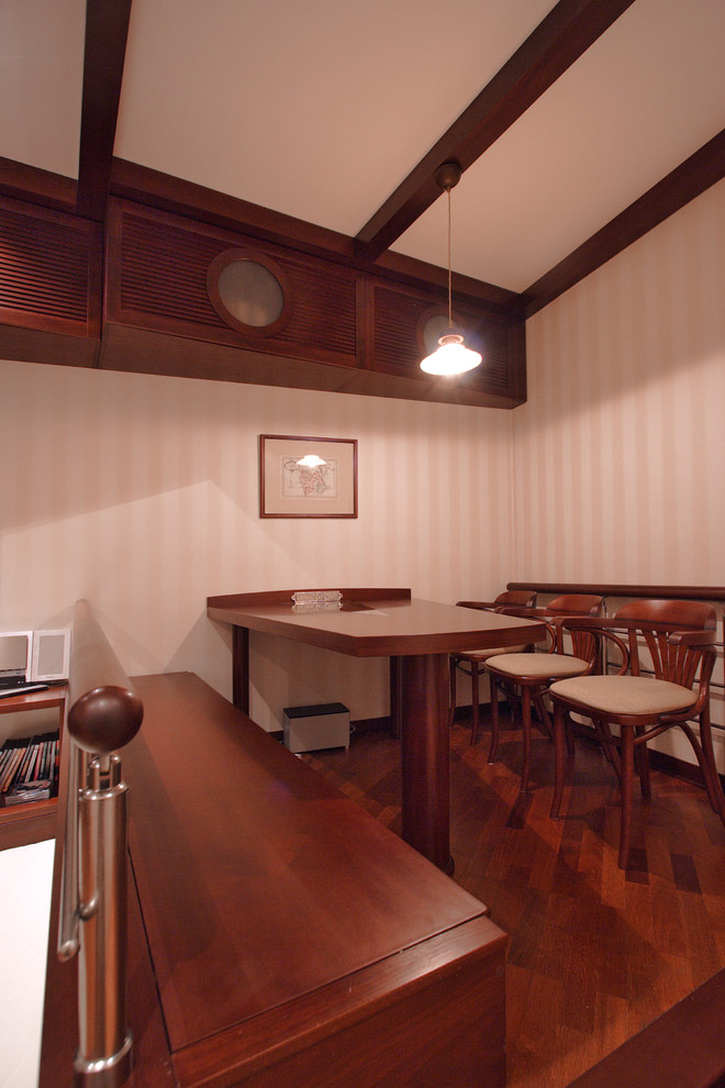 Idéer för ett mellanstort maritimt arbetsrum, med beige väggar, mellanmörkt trägolv och brunt golv