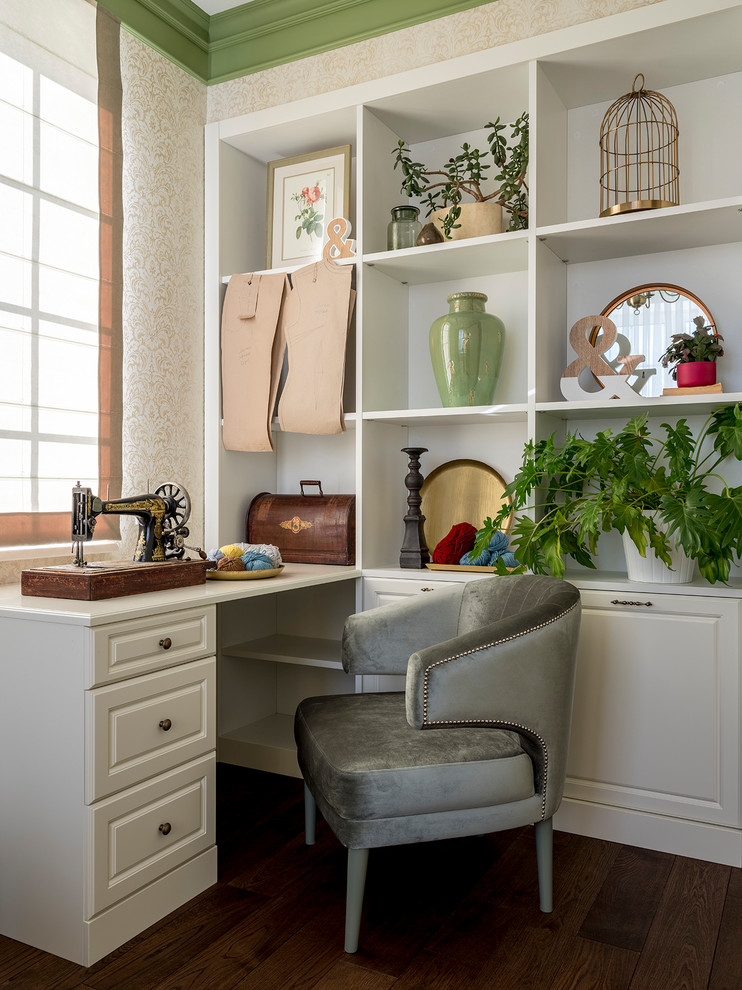 Aménagement d'un bureau classique avec un mur beige, parquet foncé, un bureau intégré et un sol marron.