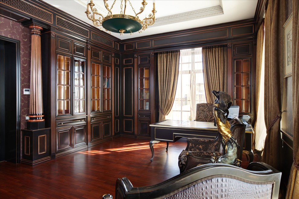 Immagine di un ufficio tradizionale con pareti marroni, pavimento in legno massello medio, nessun camino e scrivania autoportante