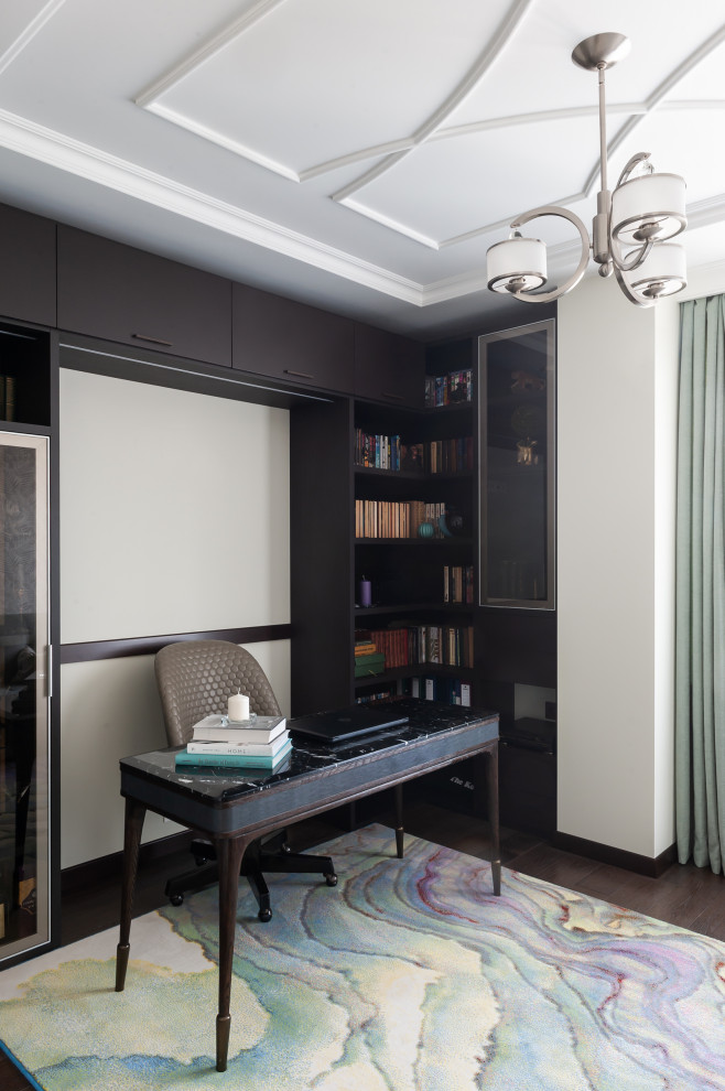 Eklektisk inredning av ett litet arbetsrum, med ett bibliotek, beige väggar, mörkt trägolv, ett fristående skrivbord och brunt golv