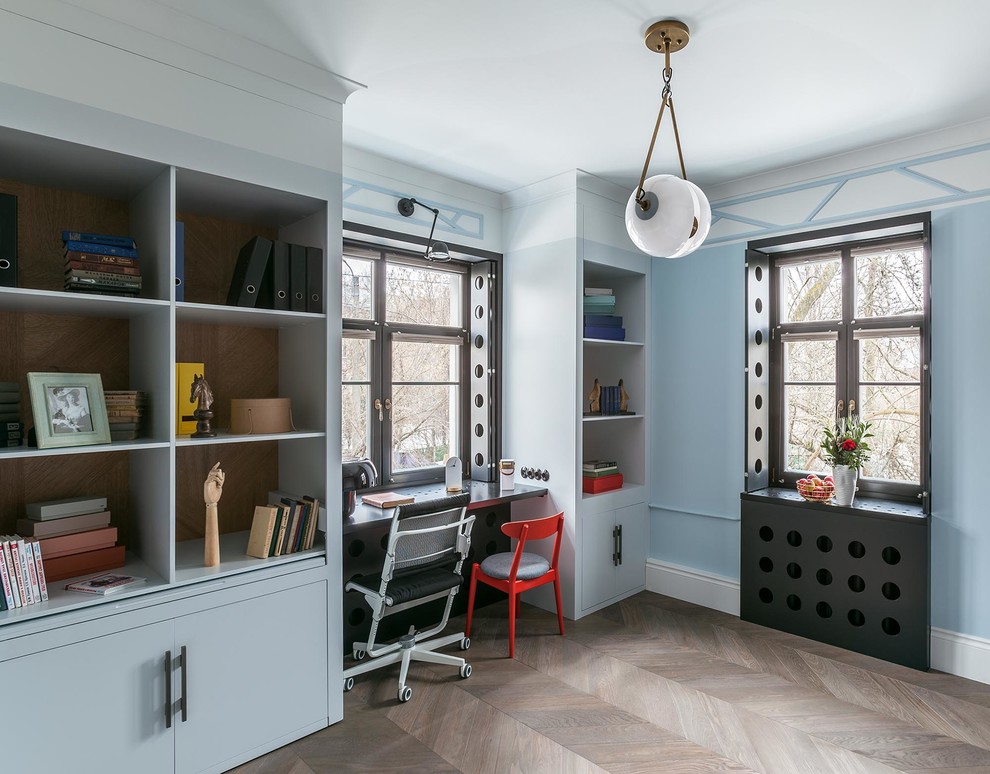 Foto di un ufficio minimal con pareti blu, parquet chiaro, scrivania incassata e pavimento beige