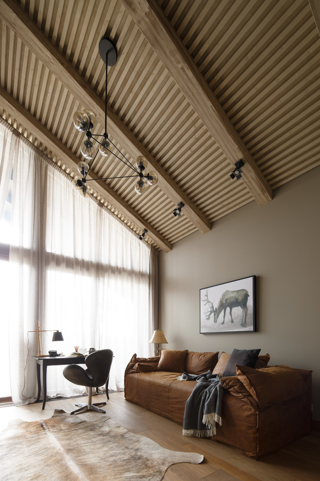 Esempio di un ufficio design con pareti beige, pavimento in legno massello medio, scrivania autoportante e pavimento marrone