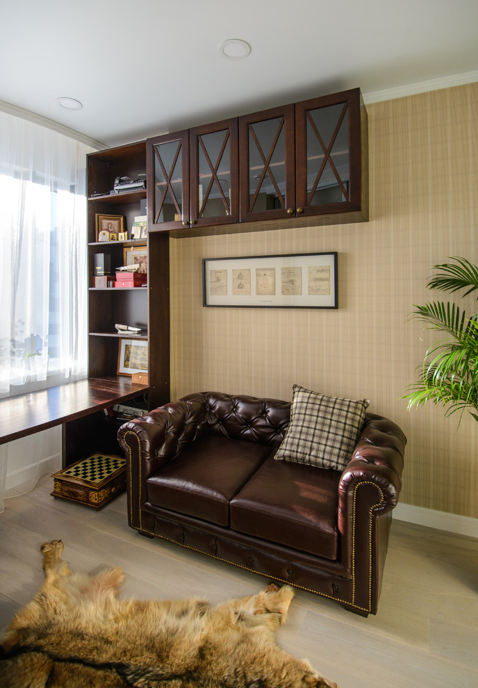 Aménagement d'un bureau classique avec un mur beige, parquet clair et un bureau intégré.