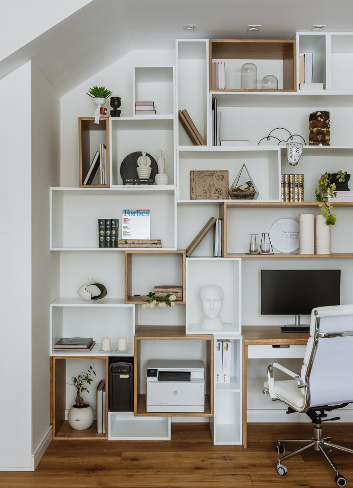 Immagine di un ufficio nordico con pareti bianche, pavimento in legno massello medio, scrivania incassata e pavimento marrone