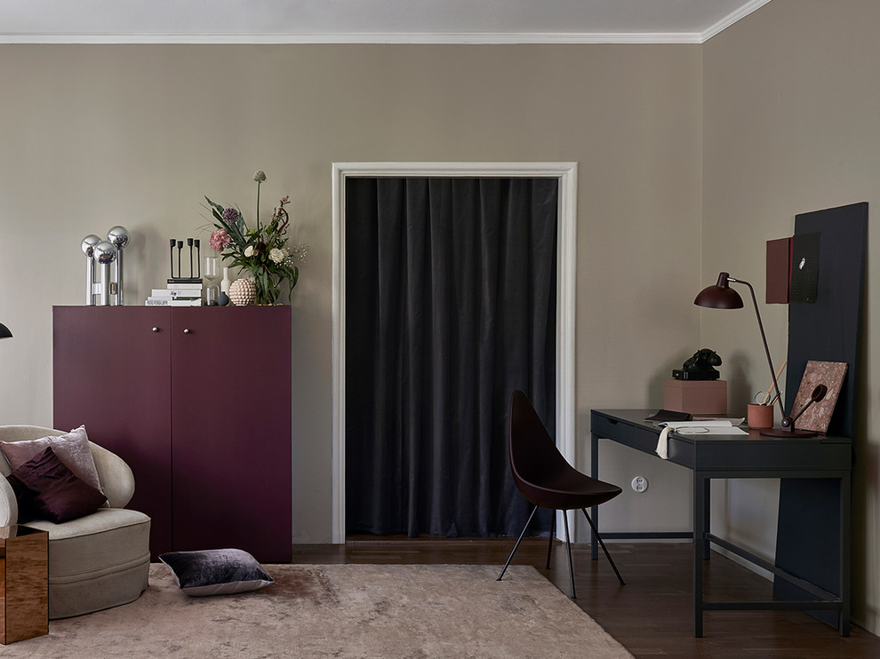 Источник вдохновения для домашнего уюта: кабинет в стиле неоклассика (современная классика) с серыми стенами и темным паркетным полом