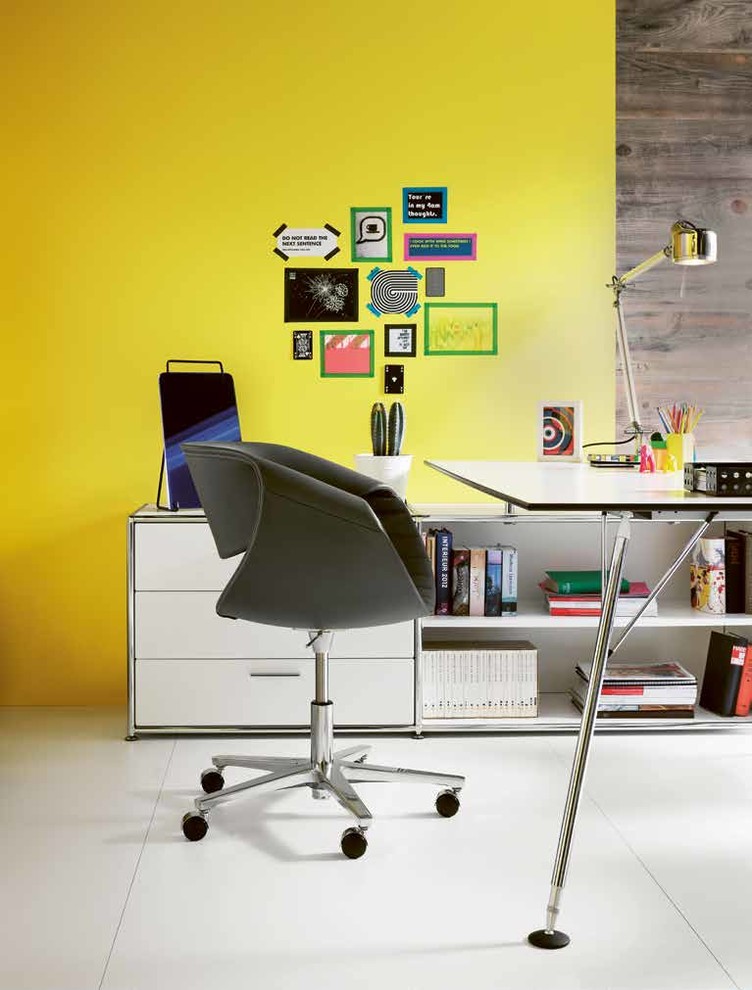 Свежая идея для дизайна: домашняя библиотека среднего размера в современном стиле с желтыми стенами, полом из керамогранита, отдельно стоящим рабочим столом и серым полом - отличное фото интерьера