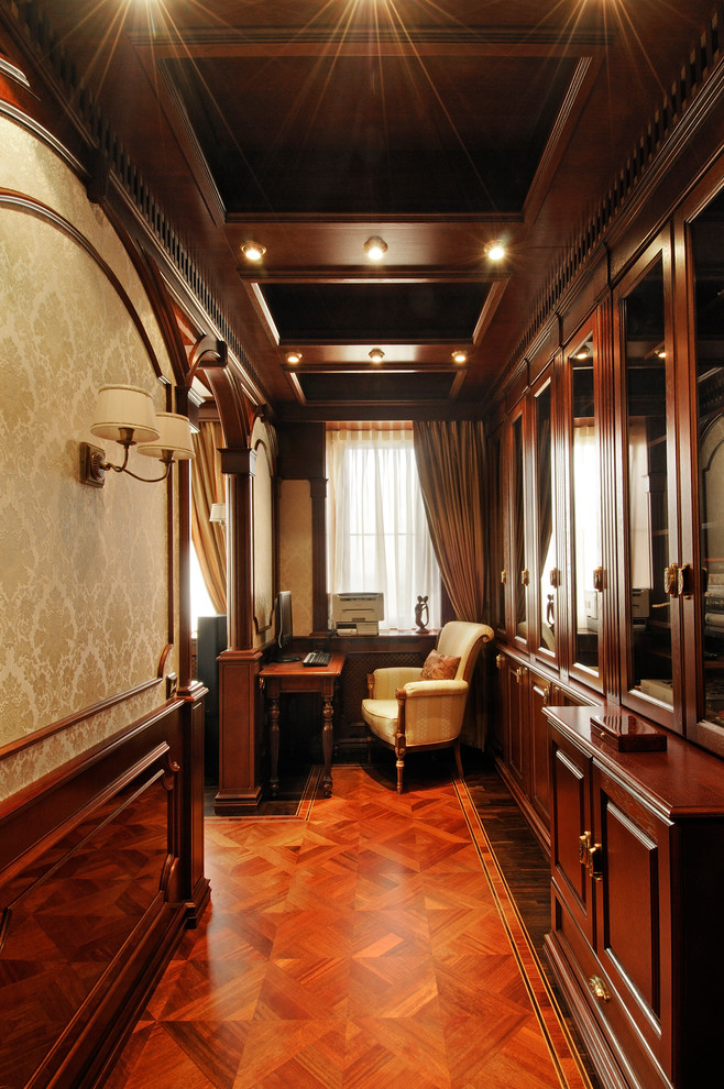 Foto de despacho tradicional con paredes marrones, suelo de madera en tonos medios y escritorio independiente