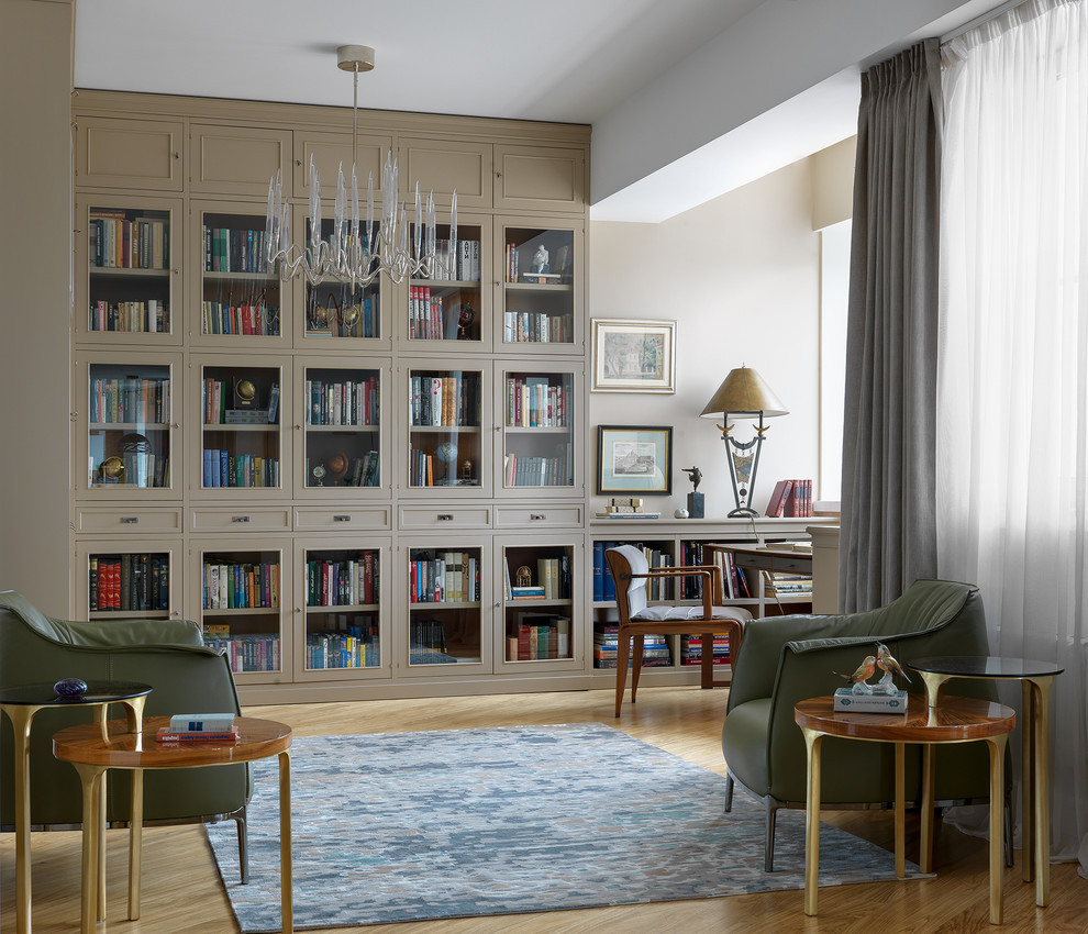 Источник вдохновения для домашнего уюта: домашняя библиотека в современном стиле с бежевыми стенами, паркетным полом среднего тона, отдельно стоящим рабочим столом и коричневым полом