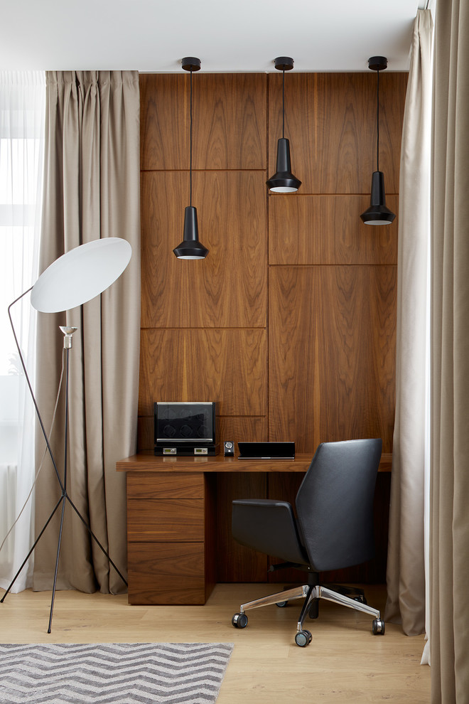 Foto de despacho contemporáneo con paredes marrones, suelo de madera clara, escritorio independiente y suelo beige