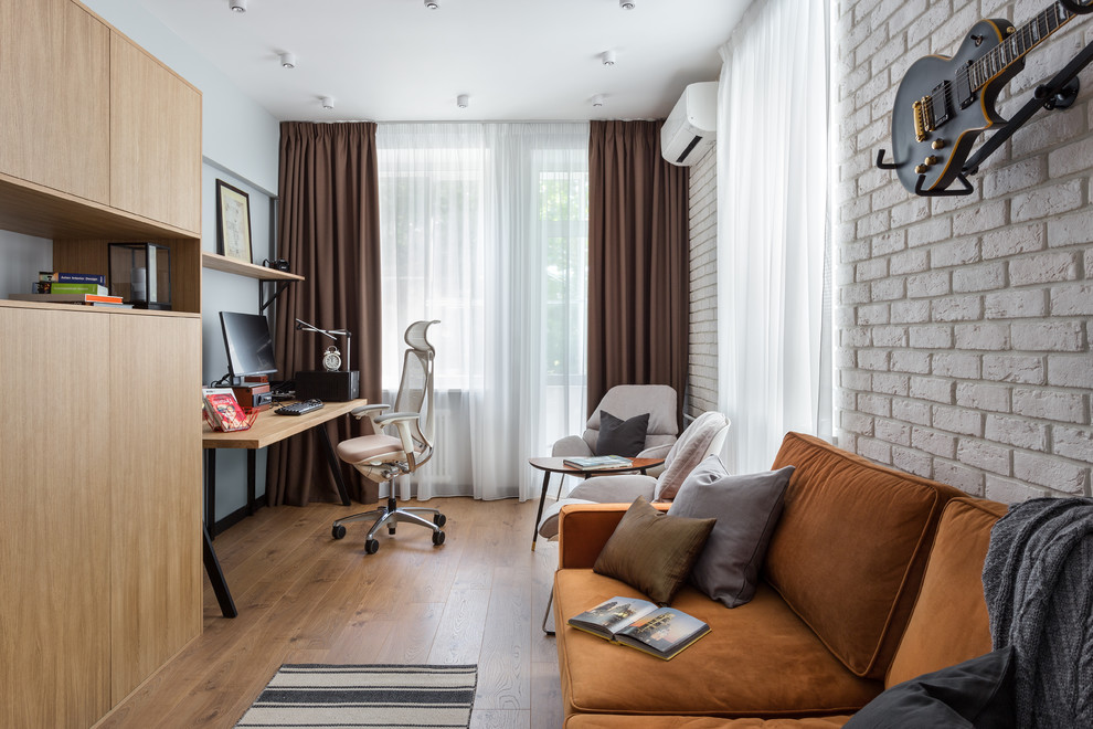 Exempel på ett litet skandinaviskt arbetsrum, med vita väggar, laminatgolv och brunt golv