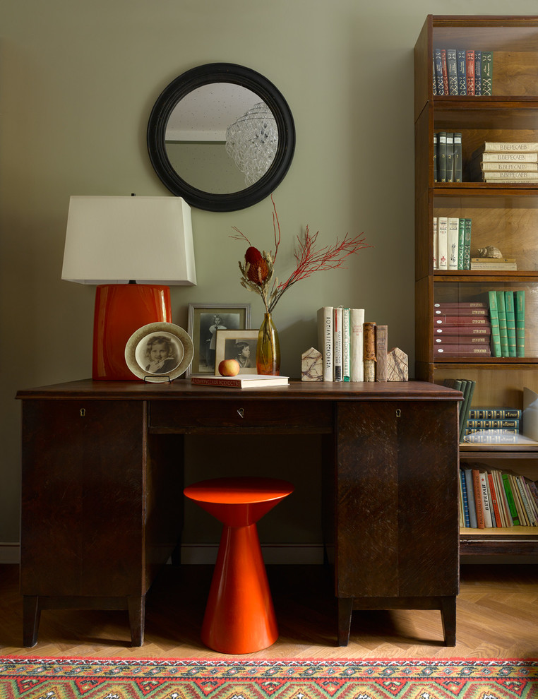 Inspiration pour un bureau vintage avec un mur vert, un sol en bois brun, un bureau indépendant et un sol marron.