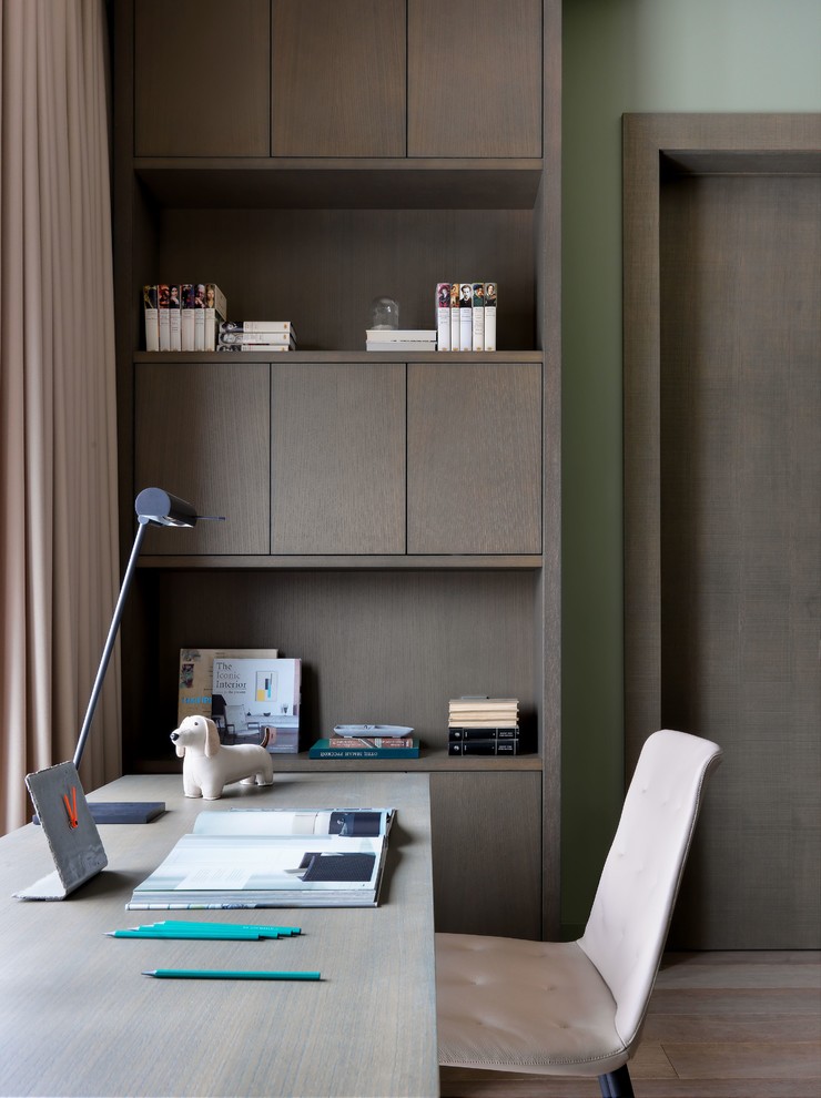 Ejemplo de despacho contemporáneo pequeño con paredes verdes, suelo de madera en tonos medios, escritorio independiente y suelo marrón