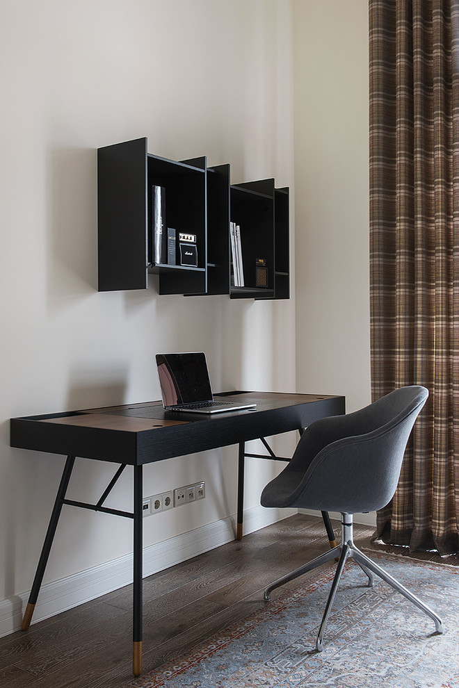 Diseño de despacho actual pequeño con paredes beige, escritorio independiente, suelo marrón y suelo de madera oscura