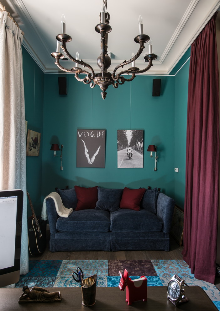 Immagine di uno studio boho chic con pareti blu e parquet scuro