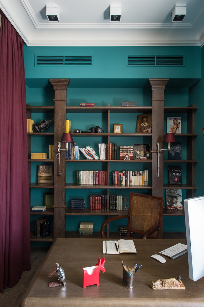 Источник вдохновения для домашнего уюта: рабочее место в стиле фьюжн с синими стенами, темным паркетным полом и отдельно стоящим рабочим столом