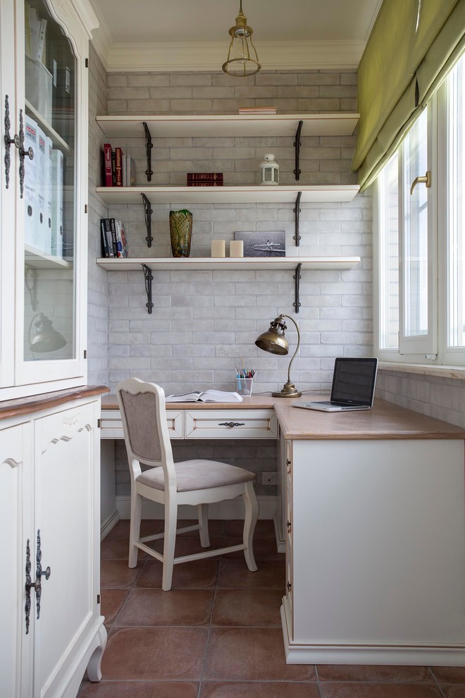 Источник вдохновения для домашнего уюта: рабочее место в классическом стиле с встроенным рабочим столом