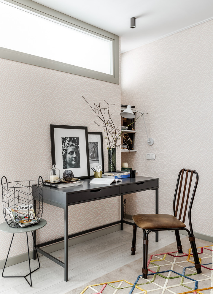 Modernes Arbeitszimmer mit Arbeitsplatz, beiger Wandfarbe, hellem Holzboden, freistehendem Schreibtisch und grauem Boden in Moskau