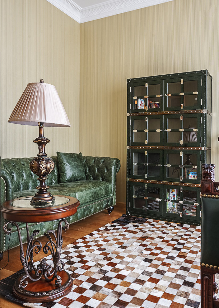 Diseño de despacho tradicional grande sin chimenea con paredes beige y suelo de madera en tonos medios