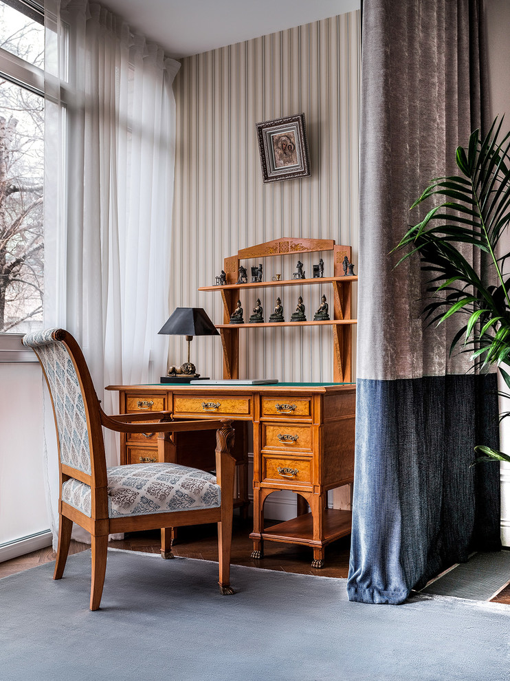 Idéer för små vintage hemmabibliotek, med mellanmörkt trägolv, ett fristående skrivbord, flerfärgade väggar och brunt golv