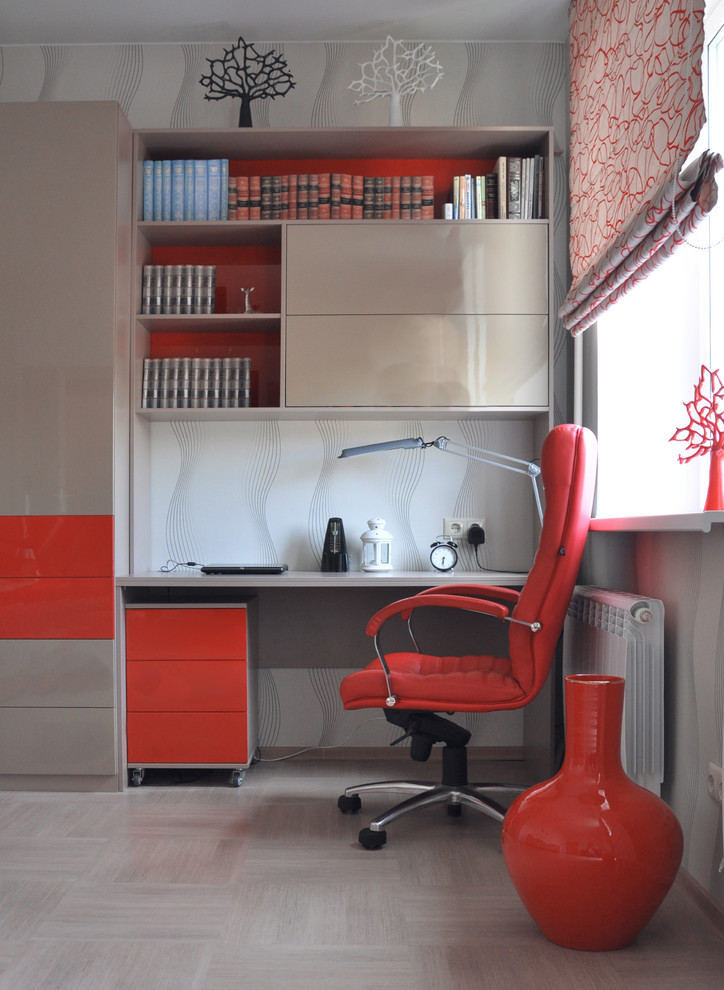 На фото: рабочее место в современном стиле с встроенным рабочим столом и бежевым полом с