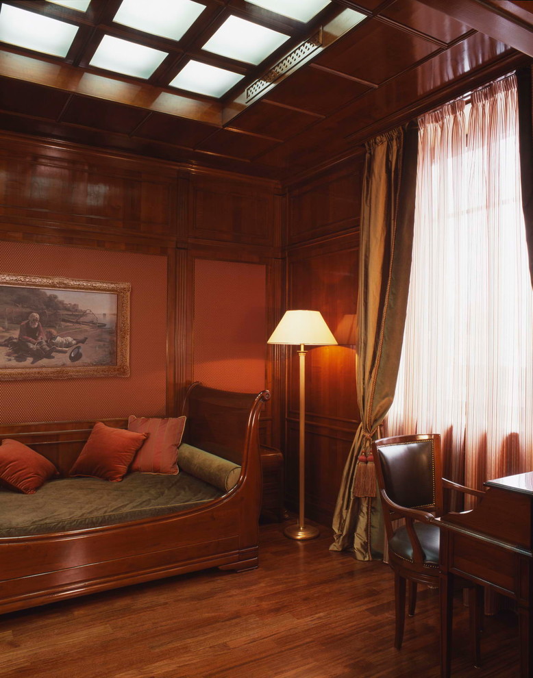 Стильный дизайн: кабинет в викторианском стиле с коричневыми стенами - последний тренд