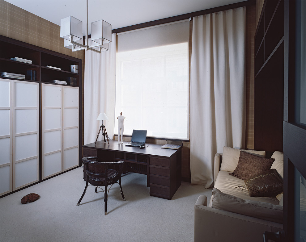 Ispirazione per un ufficio design con pareti marroni, scrivania autoportante, moquette e pavimento beige