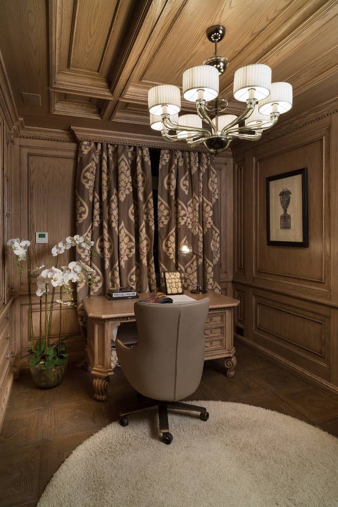 Klassisches Arbeitszimmer mit Arbeitsplatz, brauner Wandfarbe, braunem Holzboden und freistehendem Schreibtisch in Moskau