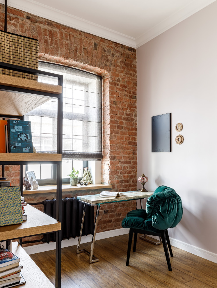 Источник вдохновения для домашнего уюта: рабочее место среднего размера в стиле лофт с серыми стенами и отдельно стоящим рабочим столом без камина
