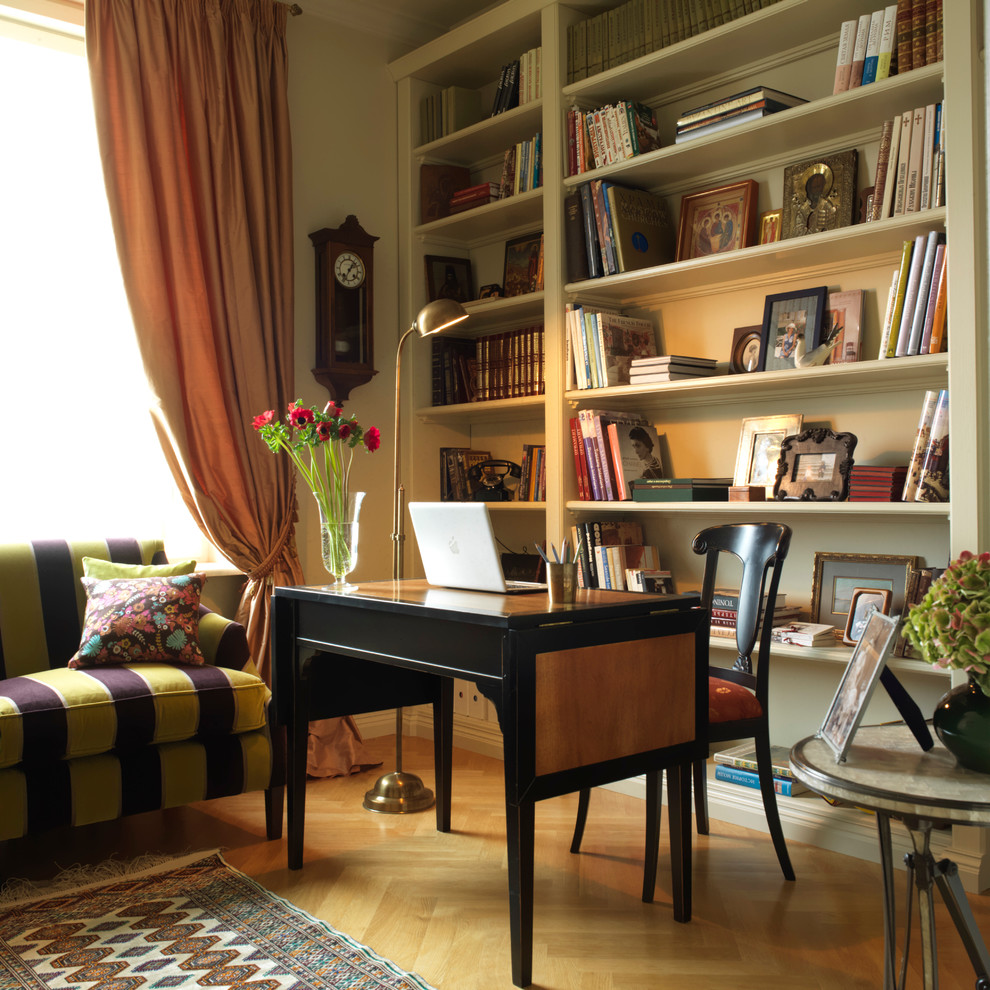Inspiration för ett vintage hemmabibliotek, med beige väggar, ljust trägolv och ett fristående skrivbord
