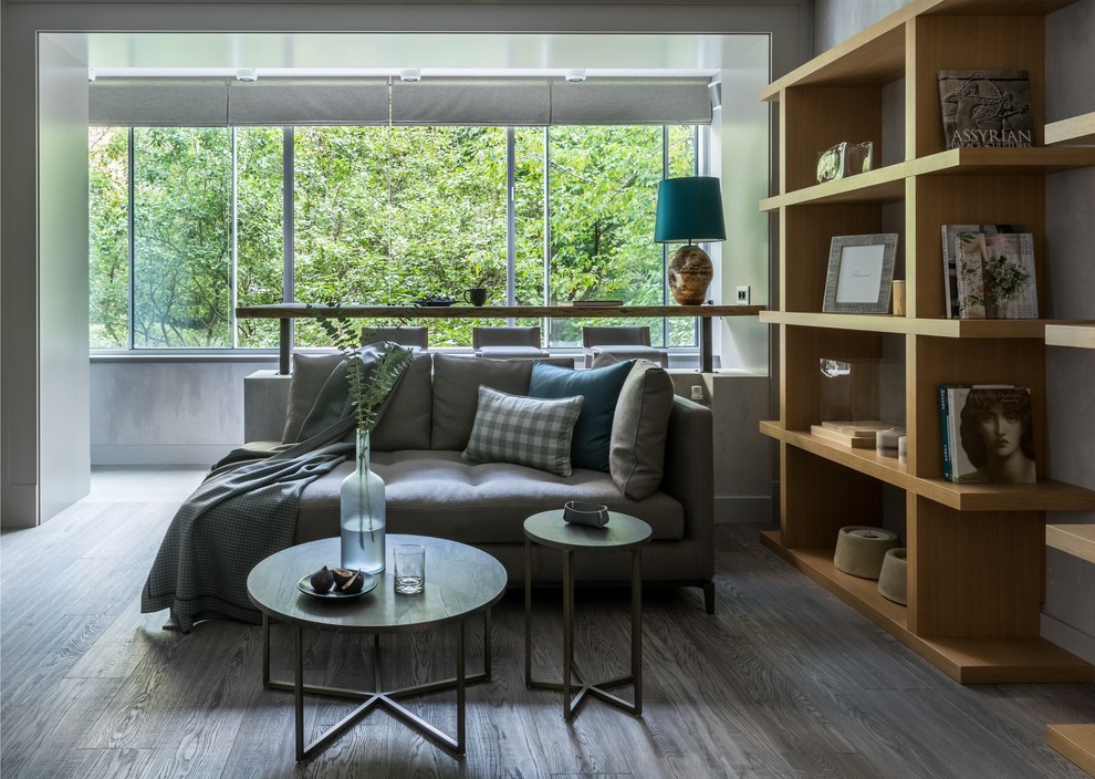 Idéer för ett mellanstort modernt arbetsrum, med grå väggar, mellanmörkt trägolv och grått golv