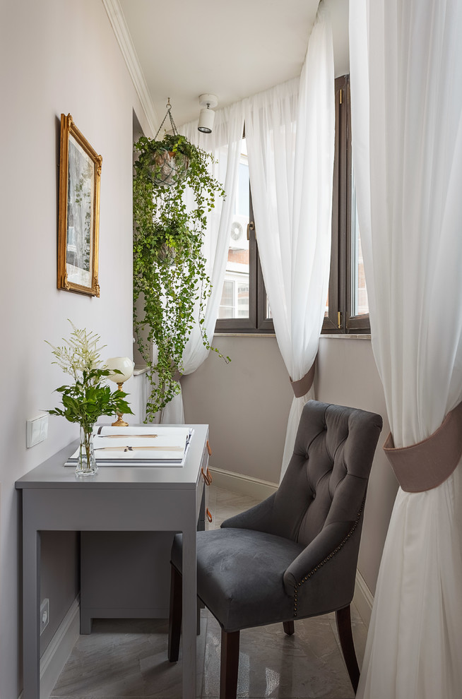Идея дизайна: маленькое рабочее место в классическом стиле с серыми стенами и отдельно стоящим рабочим столом для на участке и в саду
