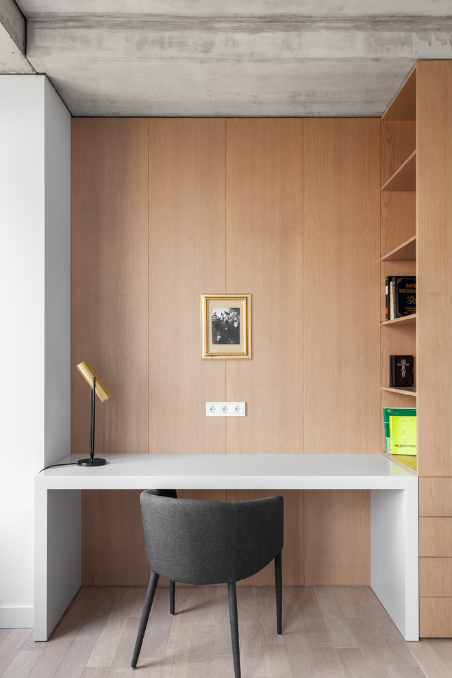 На фото: кабинет в современном стиле с коричневыми стенами, светлым паркетным полом, встроенным рабочим столом и бежевым полом с